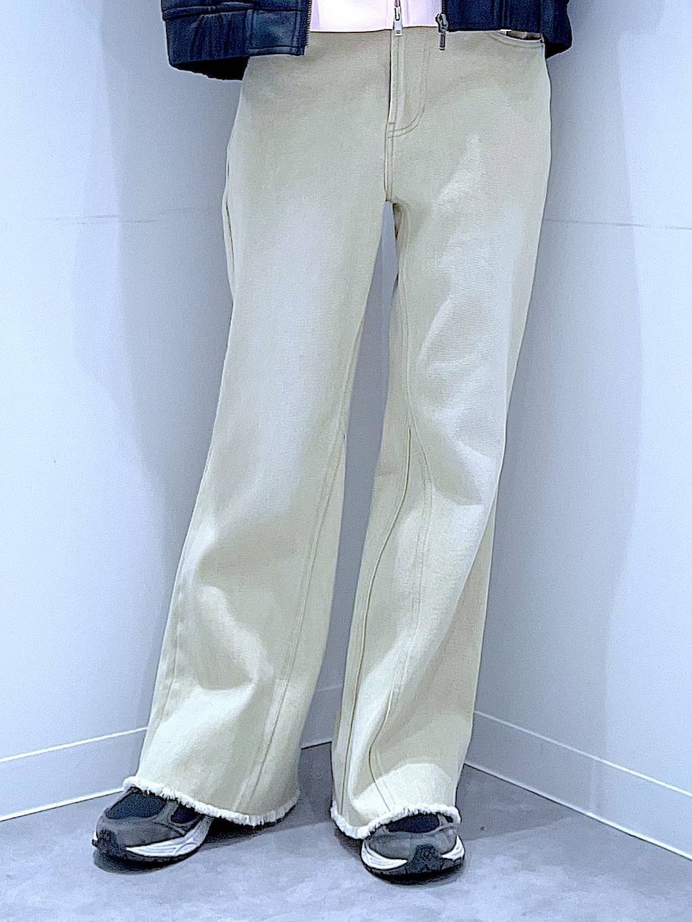 ブラック系のブルゾン、ベージュ系のデニムパンツ、ピンク系のパーカーを着用したレディースの冬コーディネートの8枚目の写真