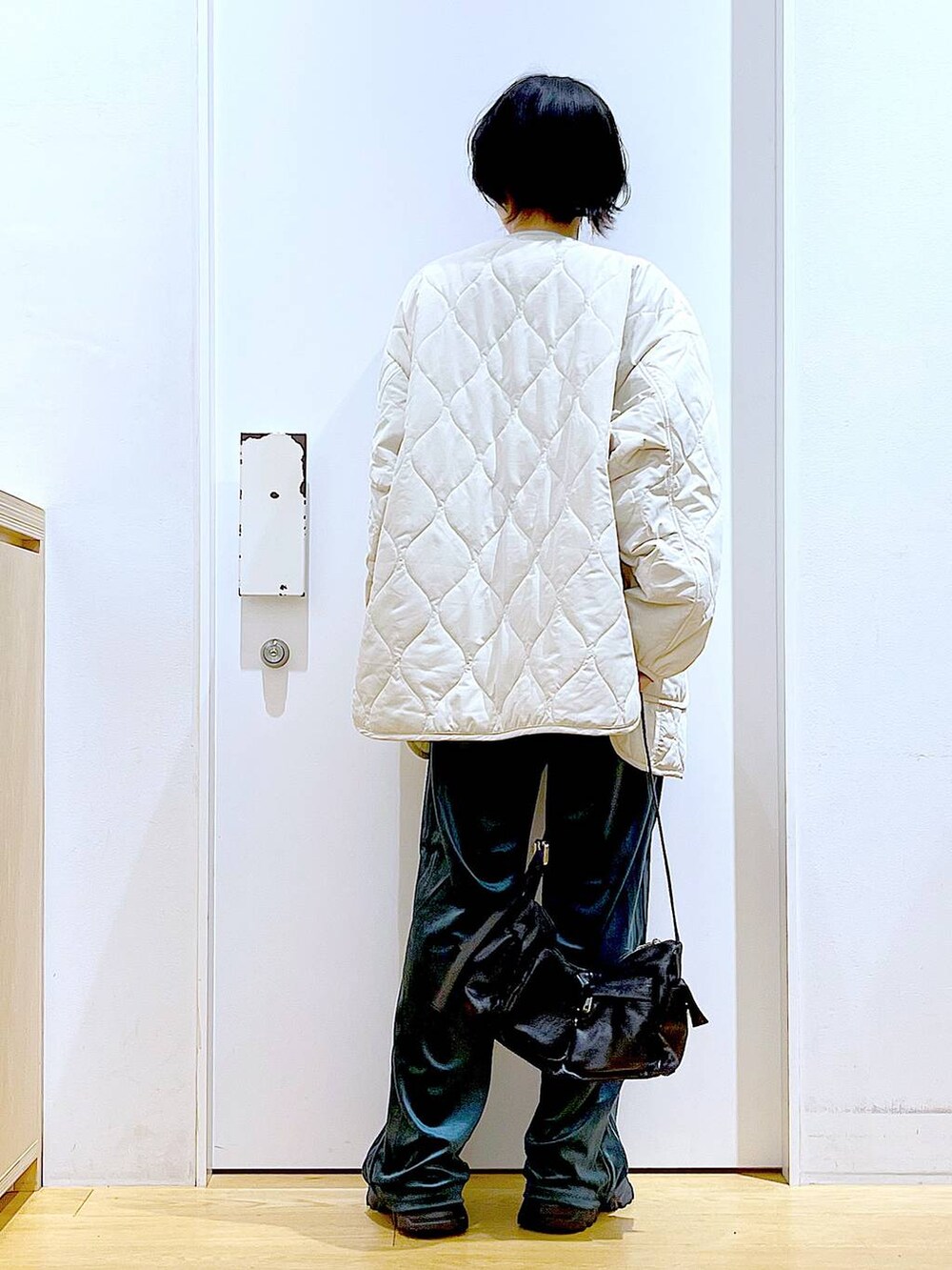 ベージュ系のブルゾン、ブラック系のTシャツ/カットソー、ブラック系のブーツを着用したレディースの冬コーディネートの5枚目の写真