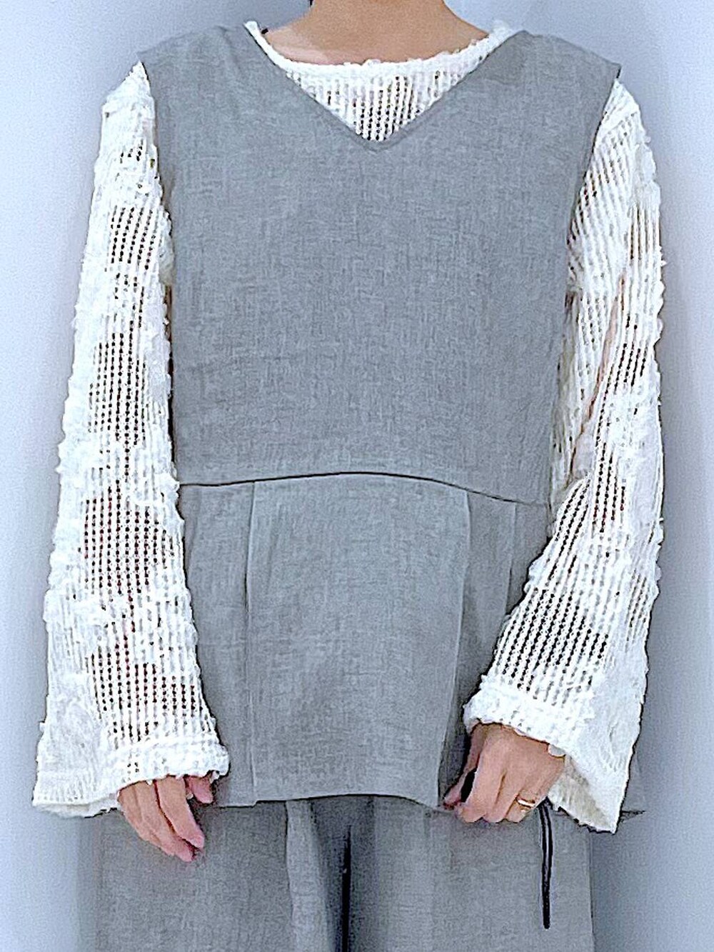 ベージュ系のシャツ/ブラウス、ベージュ系のローファー、ホワイト系のショルダーバッグを着用したレディースの春コーディネートの7枚目の写真