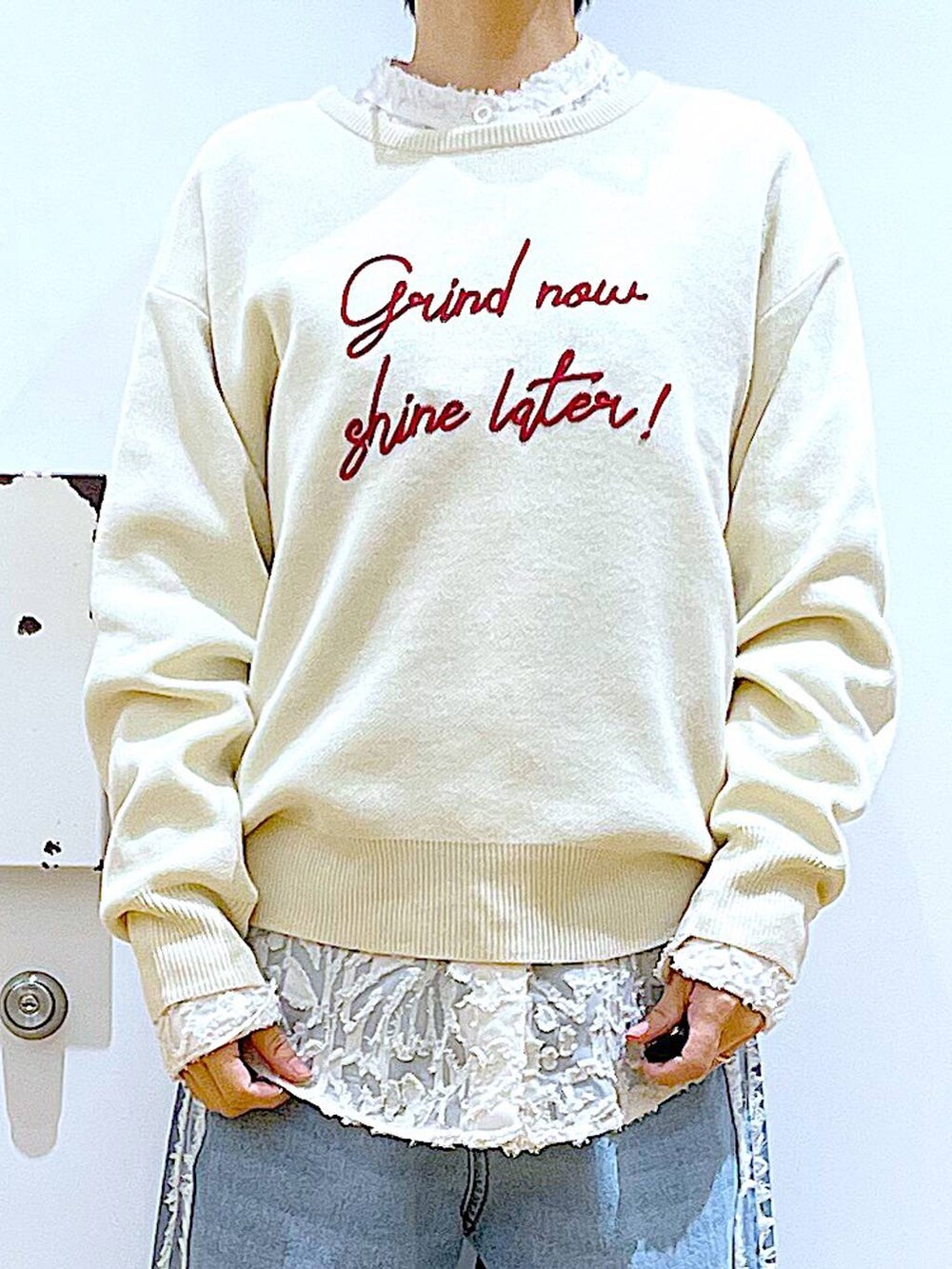 シルバー系のローファー、ブラウン系のショルダーバッグ、ホワイト系のニット/セーターを着用したレディースの春コーディネートの7枚目の写真