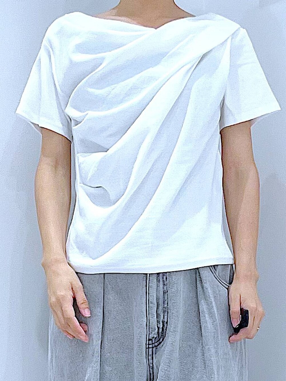 ブラック系のローファー、ブラウン系のショルダーバッグ、ホワイト系のTシャツ/カットソーを着用したレディースの秋コーディネートの7枚目の写真