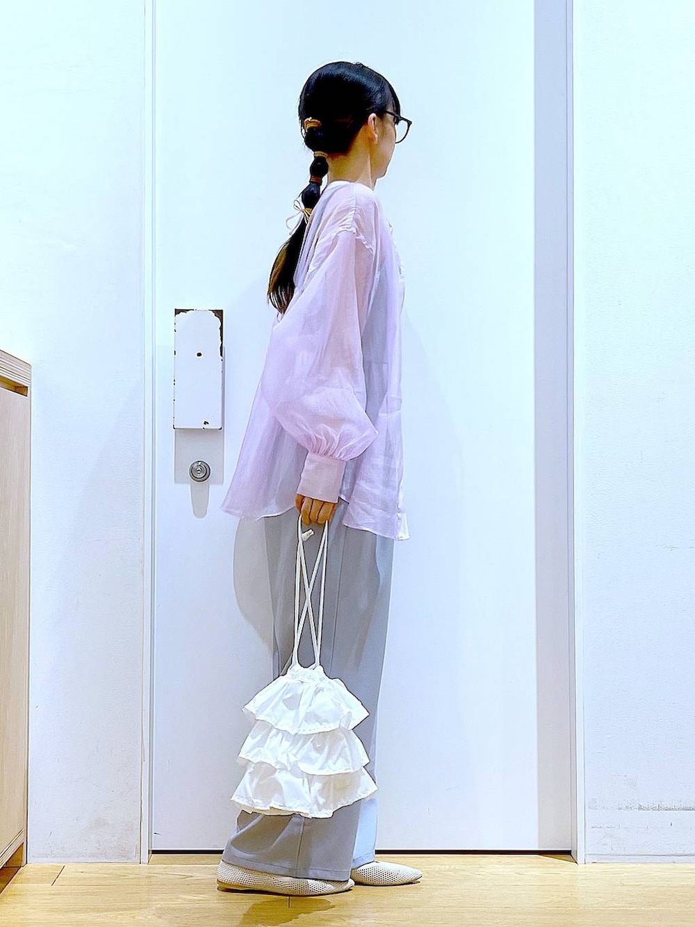 ホワイト系のショルダーバッグ、ホワイト系のキャミソール、ホワイト系のパンプスを着用したレディースの春コーディネートの4枚目の写真