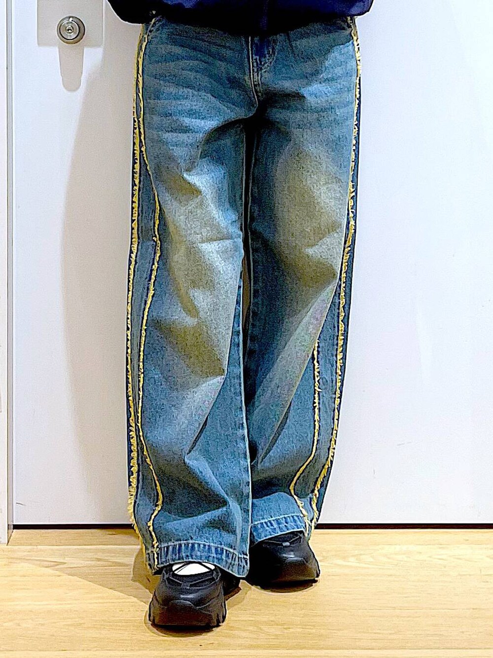 ブラック系のスニーカー、ブルー系のデニムパンツ、ブルー系のブルゾンを着用したレディースの春コーディネートの8枚目の写真