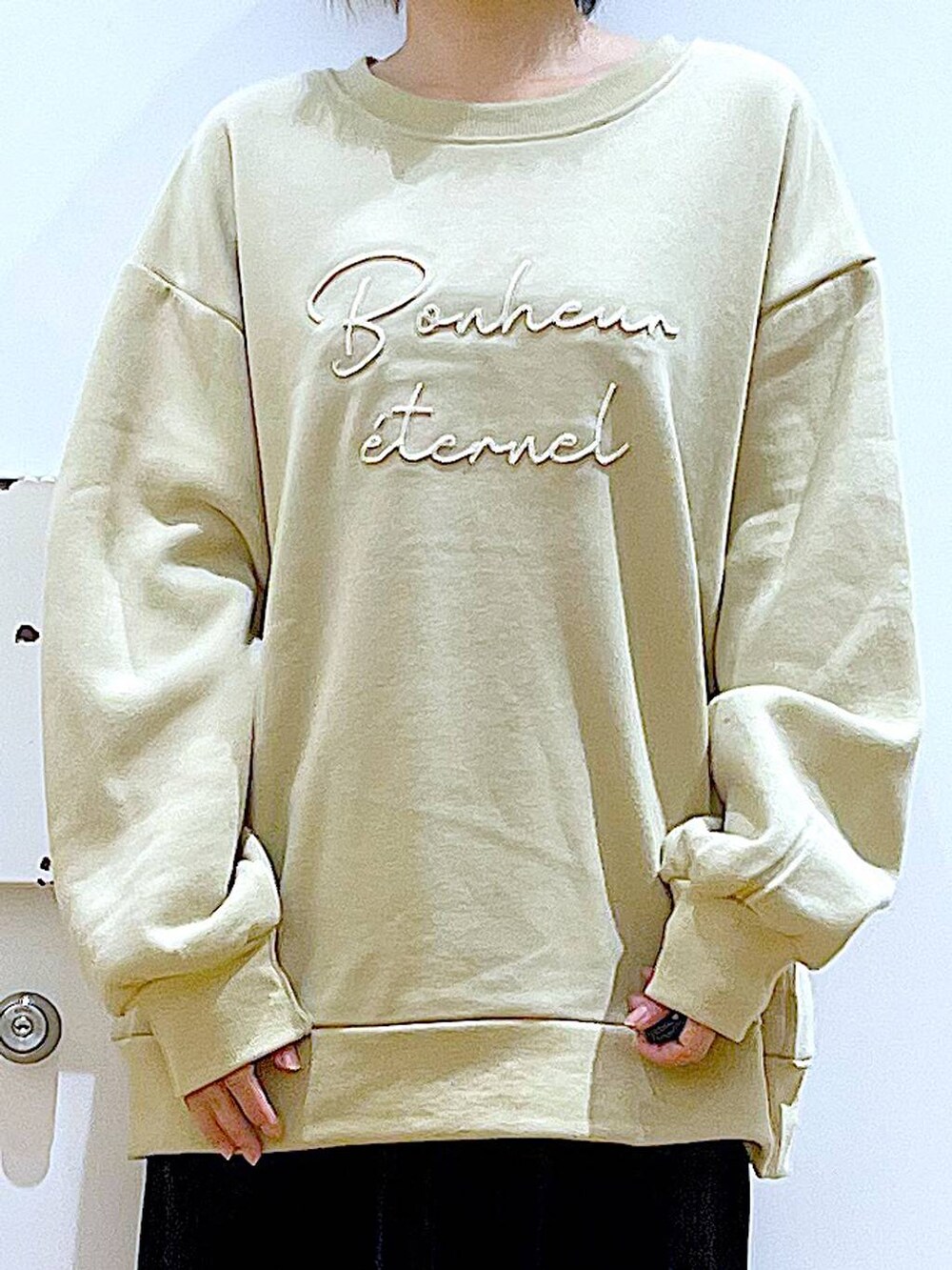 ブラック系のブーツ、ブラック系のショルダーバッグ、ブラック系のスカートを着用したレディースの冬コーディネートの7枚目の写真