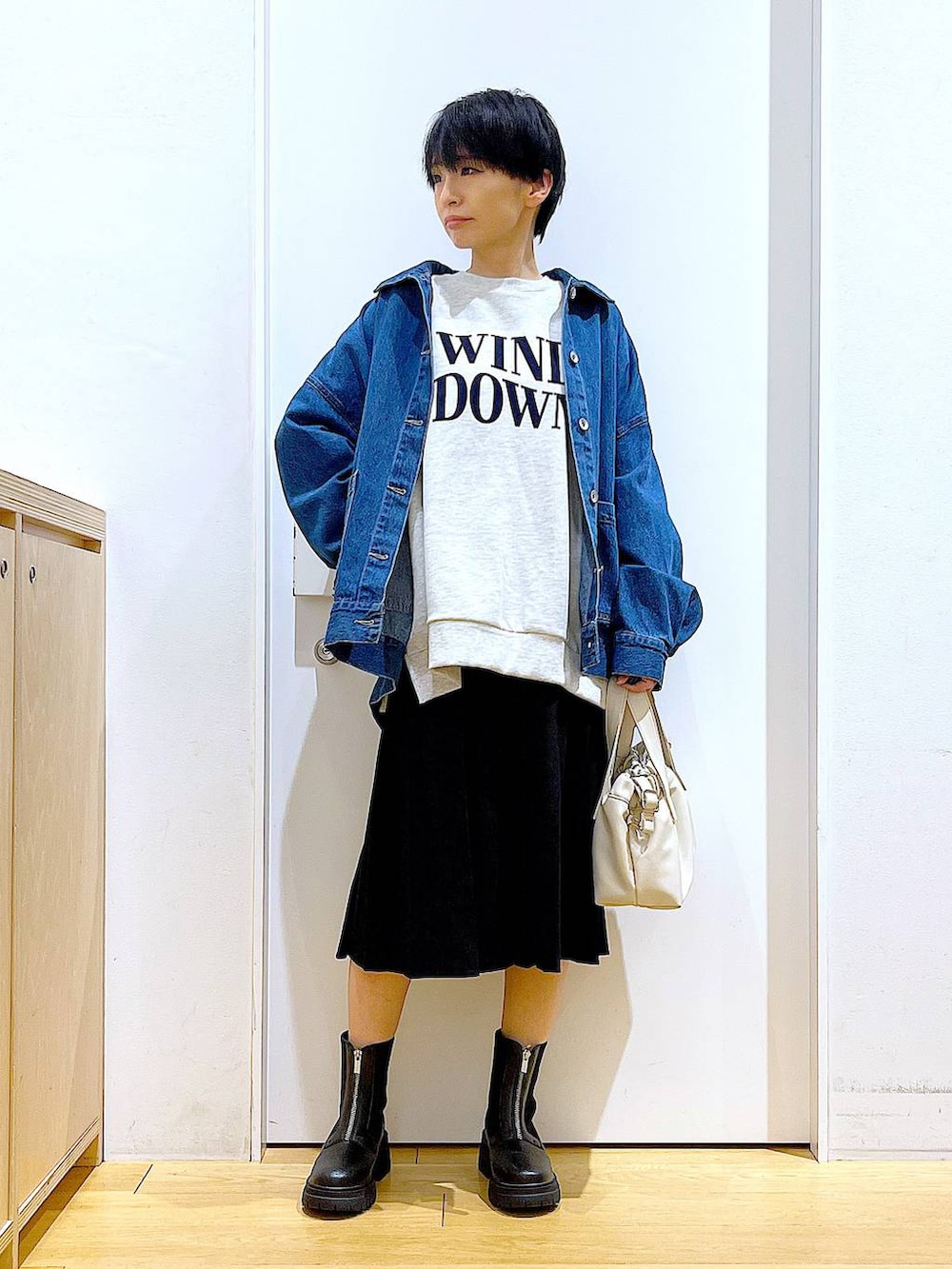 「リラックス、若見え、ゆったり、休日コーデ、骨格ウェーブ、LAKOLE、スカート、カジュアルコーデ、スウェット、デニムジャケット、オーバーサイズ、春コーデ、ブーツ、ショルダーバッグ、おでかけ」｜「LAKOLEのZIPニットコンビブーツ / 140074（ブーツ、ブラック系）」を使った、あおき@LAKOLE海老名さん（レディース・156cm）の冬コーディネートの2枚目の写真