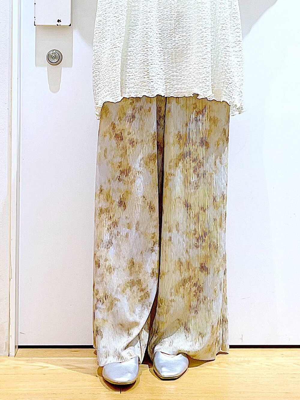 シルバー系のパンプス、ホワイト系のショルダーバッグ、ベージュ系のその他パンツを着用したレディースの春コーディネートの8枚目の写真