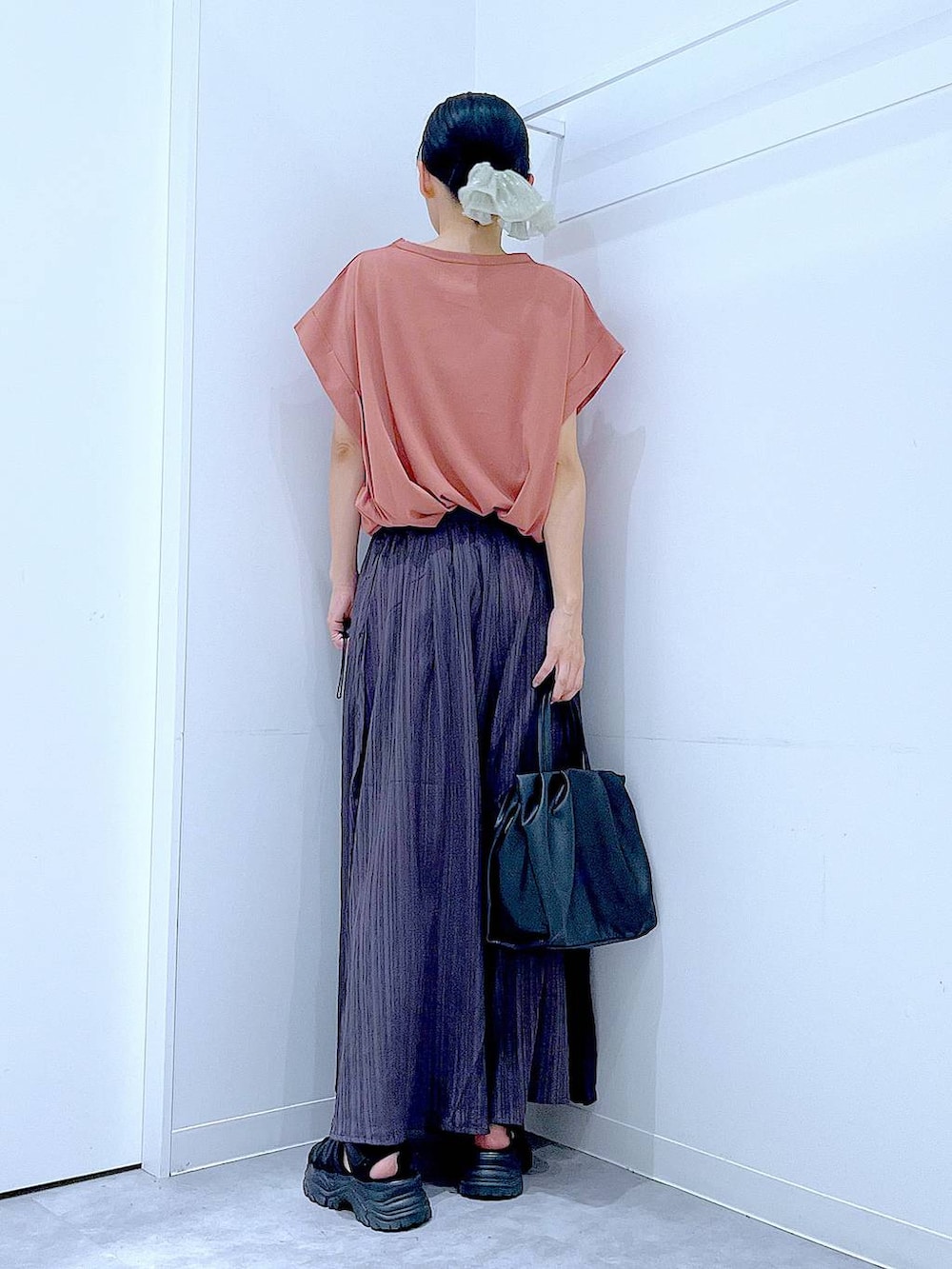 ブラウン系のTシャツ/カットソー、グレー系のその他パンツ、ブラック系のハンドバッグを着用したレディースの夏コーディネートの5枚目の写真