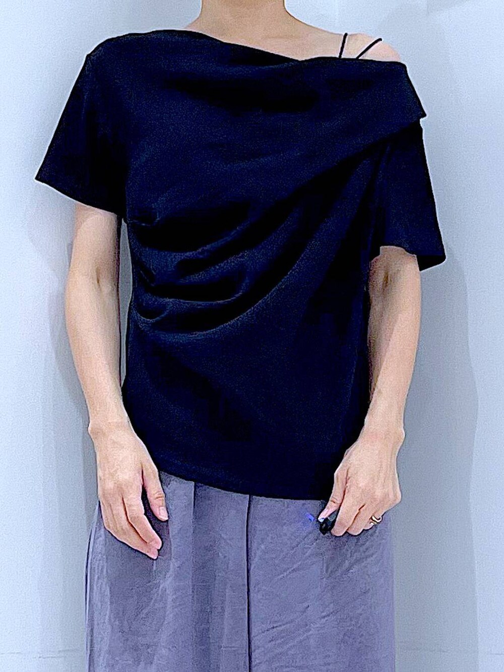 ブラック系のローファー、ブラック系のショルダーバッグ、パープル系のその他パンツを着用したレディースの夏コーディネートの7枚目の写真