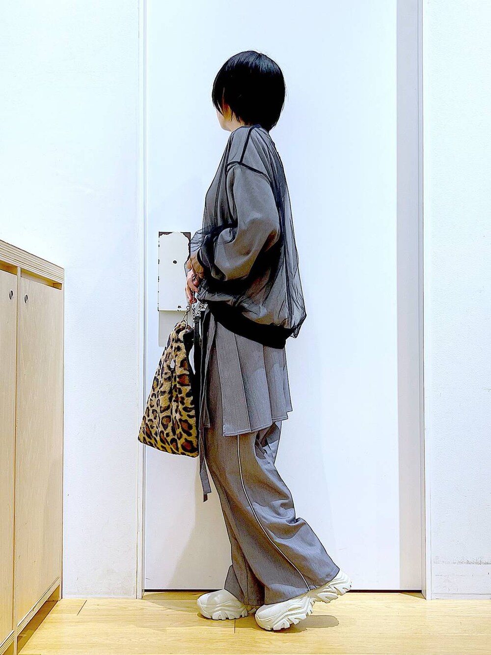 グレー系のスラックス、その他のショルダーバッグ、グレー系のスカートを着用したレディースの冬コーディネートの3枚目の写真