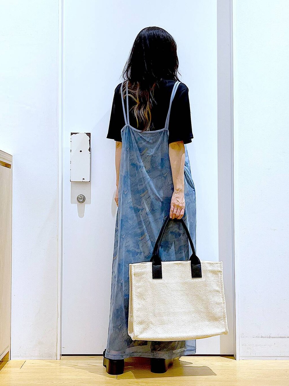 ブラック系のサンダル、ブラック系のその他パンツ、ホワイト系のトートバッグを着用したレディースの夏コーディネートの5枚目の写真