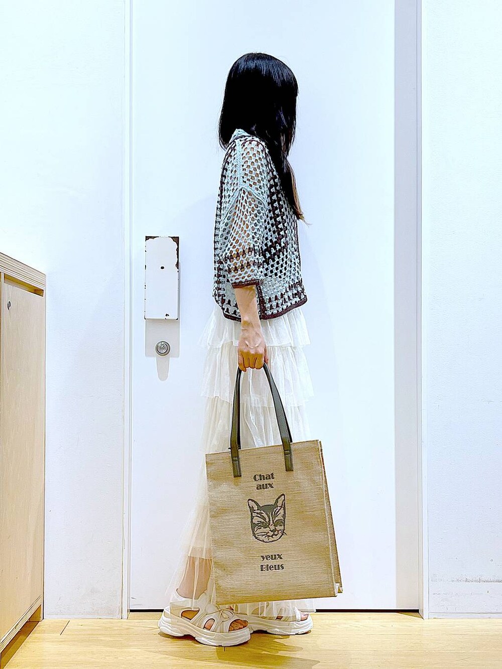 ホワイト系のサンダル、グリーン系のカーディガン/ボレロ、グレー系のトートバッグを着用したレディースの夏コーディネートの4枚目の写真