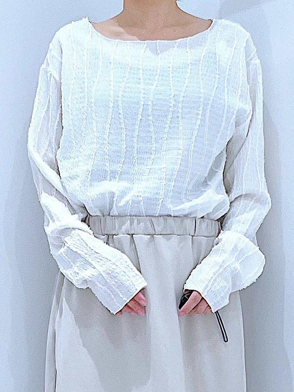 ベージュ系のスカート、ホワイト系のローファー、その他のショルダーバッグを着用したレディースの秋コーディネートの7枚目の写真