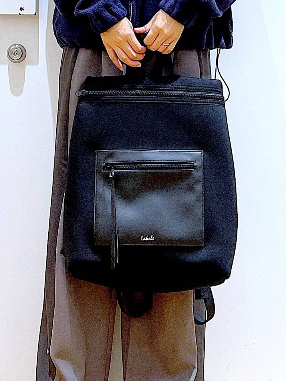 ブラック系のバックパック/リュック、ブラック系のブーツ、グレー系のその他パンツを着用したレディースの冬コーディネートの9枚目の写真