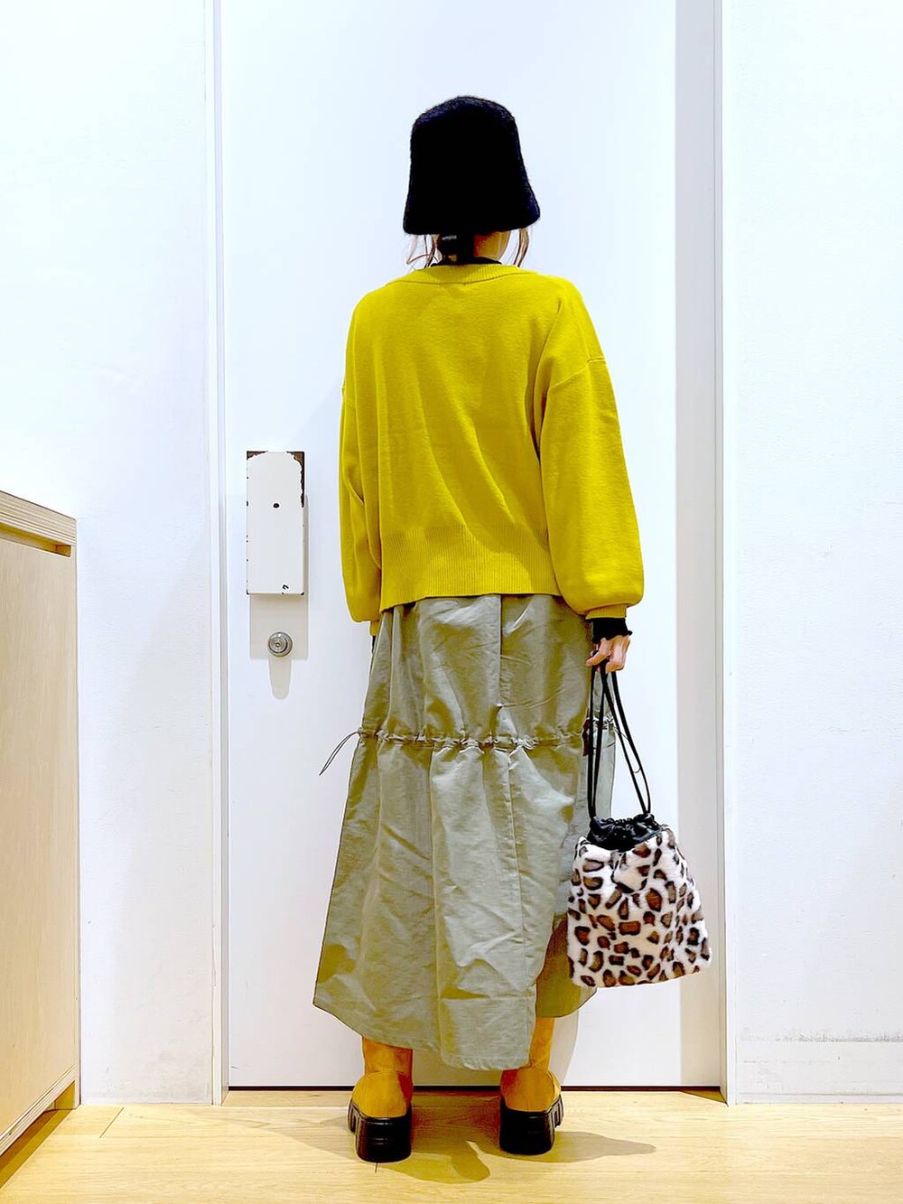 ブラック系のTシャツ/カットソー、その他のショルダーバッグ、ベージュ系のブーツを着用したレディースの冬コーディネートの5枚目の写真