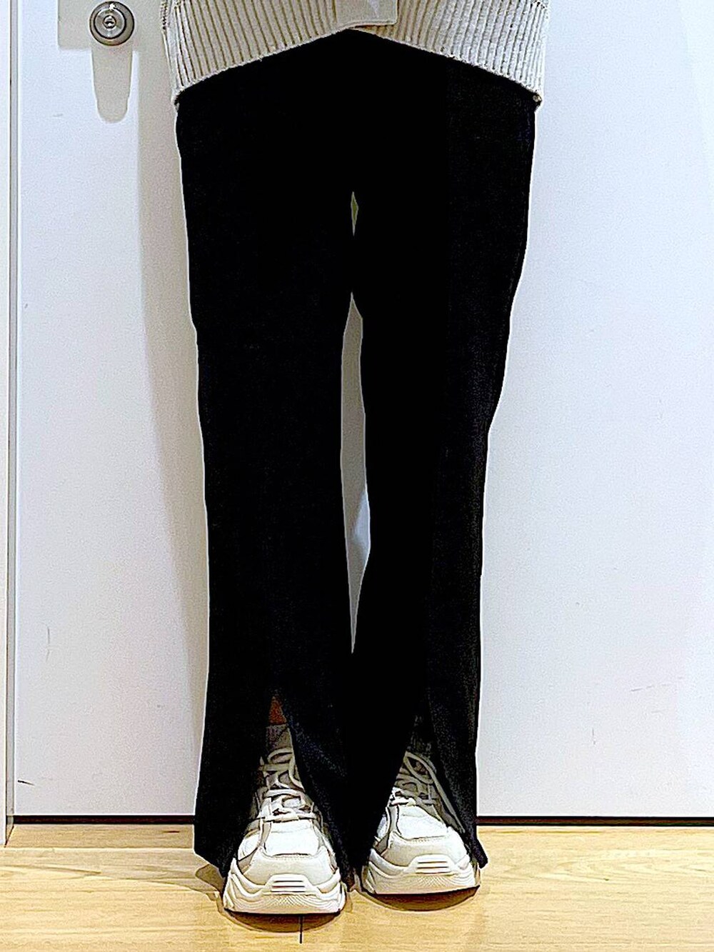 その他のトートバッグ、ブルー系のTシャツ/カットソー、グレー系のカーディガン/ボレロを着用したレディースの冬コーディネートの8枚目の写真