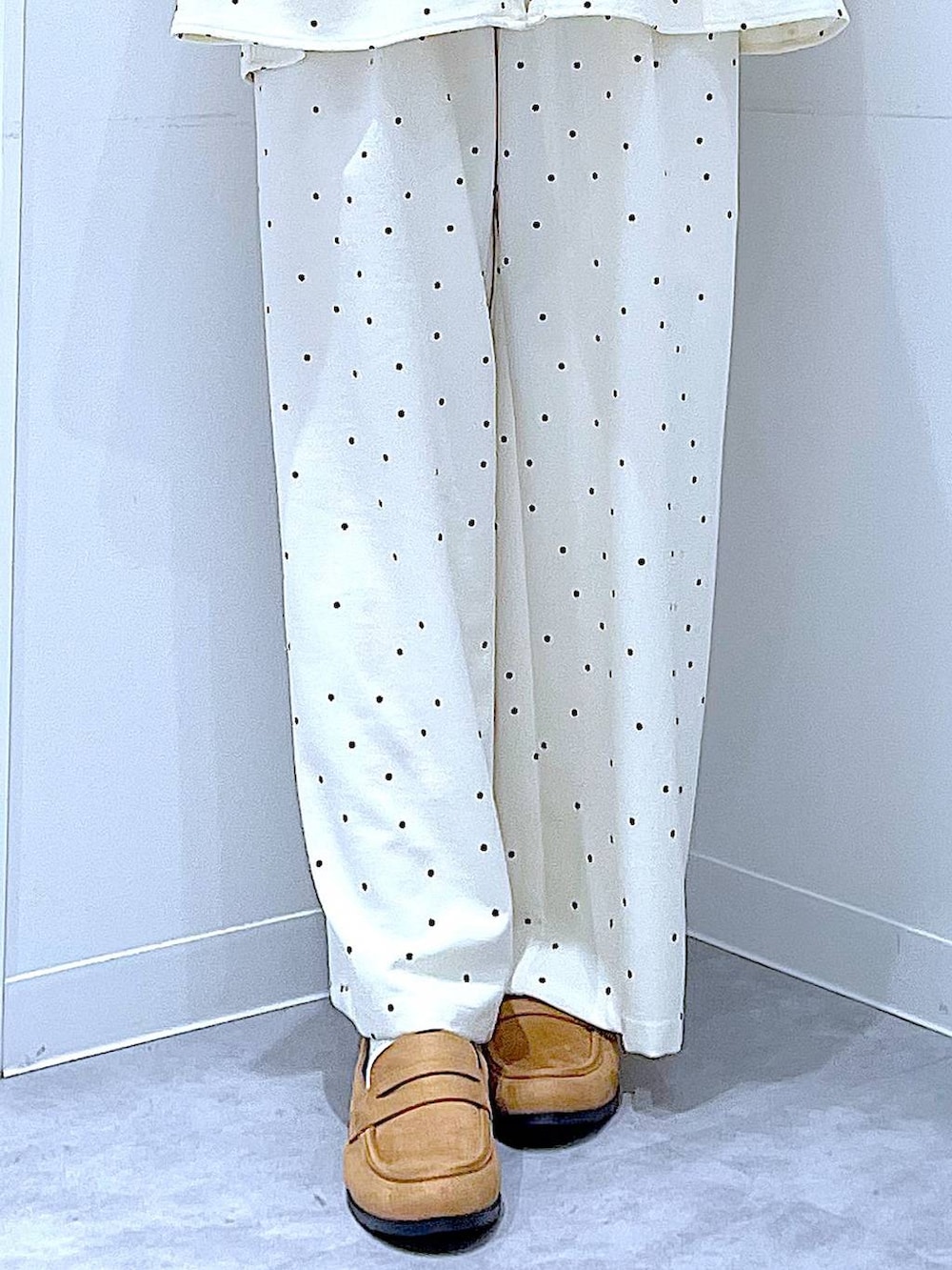 その他のその他パンツ、ホワイト系のショルダーバッグ、ホワイト系のニット/セーターを着用したレディースの春コーディネートの8枚目の写真