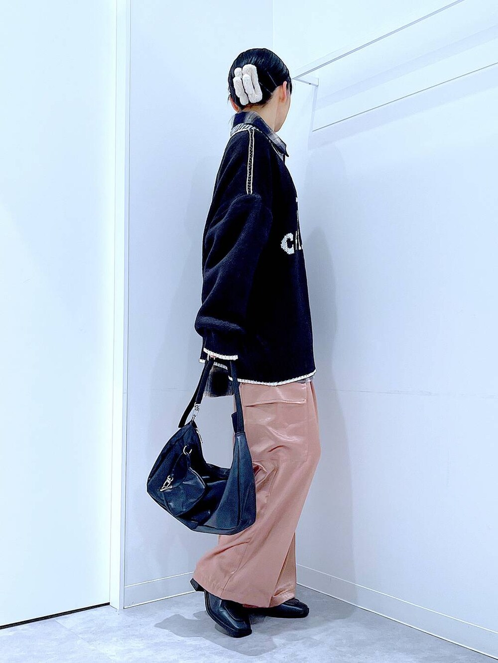 ブラック系のブーツ、ブラック系のシャツ/ブラウス、ブラック系のショルダーバッグを着用したレディースの冬コーディネートの4枚目の写真