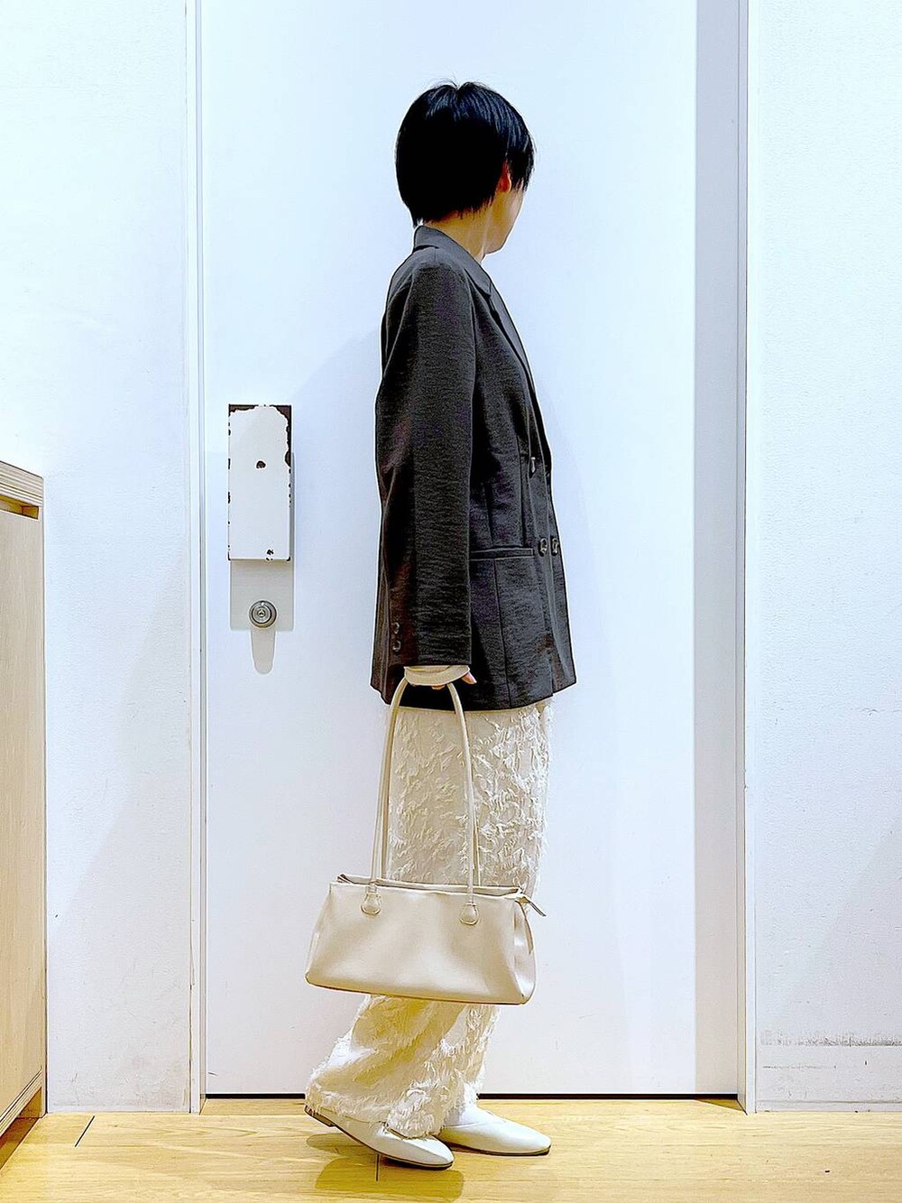 ホワイト系のトートバッグ、ホワイト系のパンプス、ホワイト系のその他パンツを着用したレディースの春コーディネートの4枚目の写真