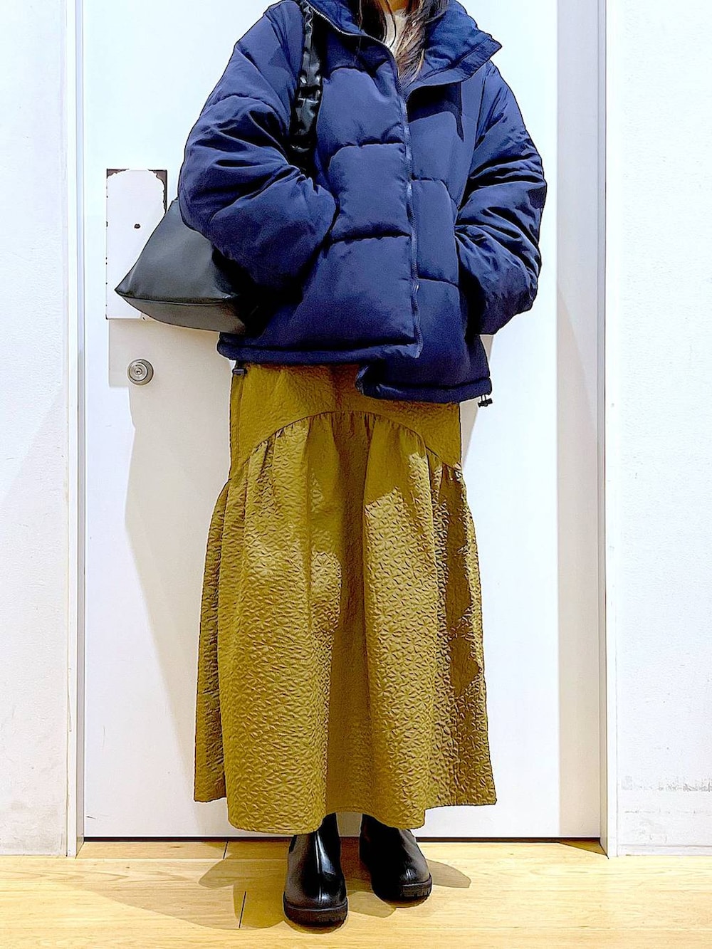 「リラックス、若見え、ゆったり、休日コーデ、骨格ウェーブ、LAKOLE、アウター、冬コーデ、ニット、スカート、カジュアル、楽ちんコーデ、ショルダーバッグ、ブーツ、旅行」｜「LAKOLEのギャザー2WAYショルダーバッグ / 962999（ショルダーバッグ、ブラック系）」を使った、あおき@LAKOLE海老名さん（レディース・156cm）の冬コーディネートの5枚目の写真