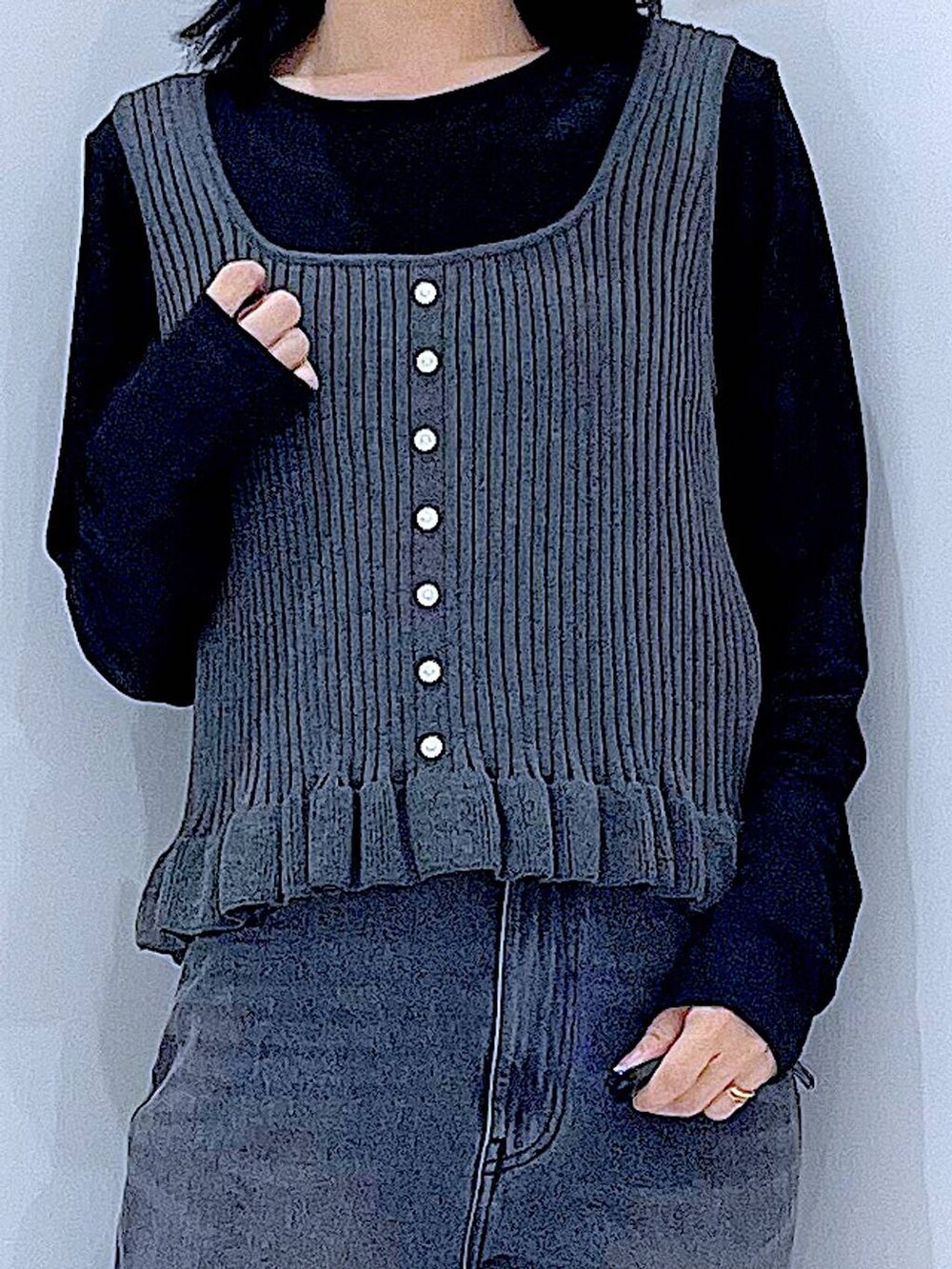 ブラック系のデニムパンツ、グレー系のその他トップス、その他のハンドバッグを着用したレディースの夏コーディネートの7枚目の写真