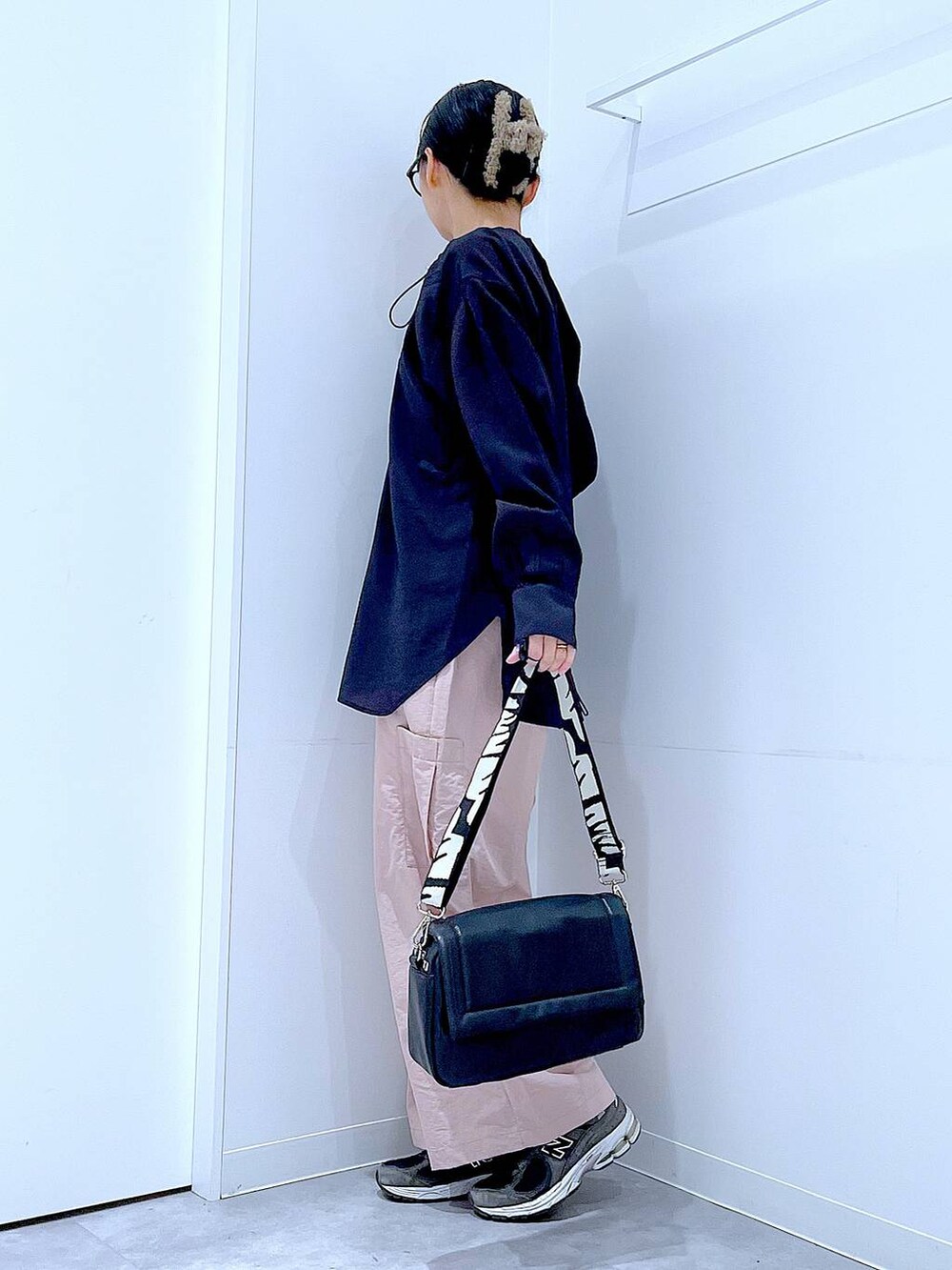 ブラック系のショルダーバッグ、ブラック系のシャツ/ブラウス、ピンク系のカーゴパンツを着用したレディースの春コーディネートの3枚目の写真