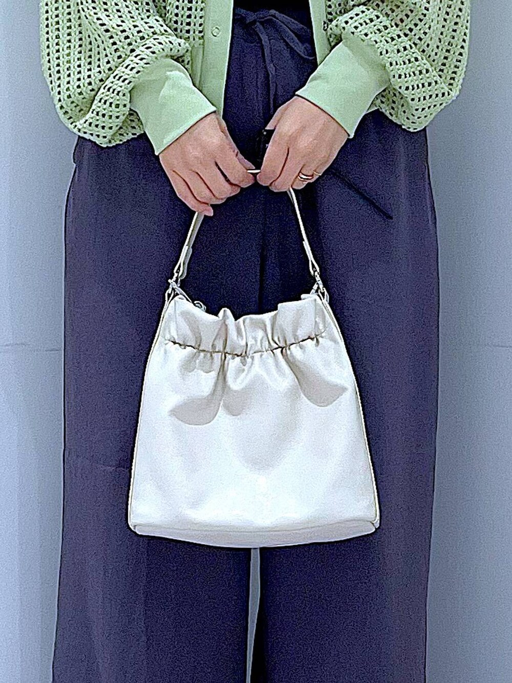 ホワイト系のスニーカー、グレー系のその他パンツ、ホワイト系のショルダーバッグを着用したレディースの春コーディネートの9枚目の写真