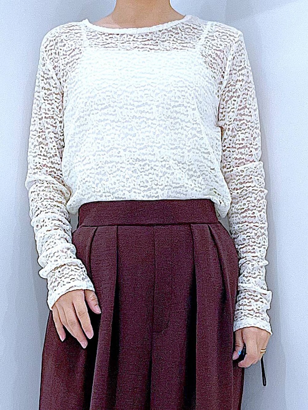 ホワイト系のサンダル、ホワイト系のショルダーバッグ、ホワイト系のTシャツ/カットソーを着用したレディースの夏コーディネートの6枚目の写真