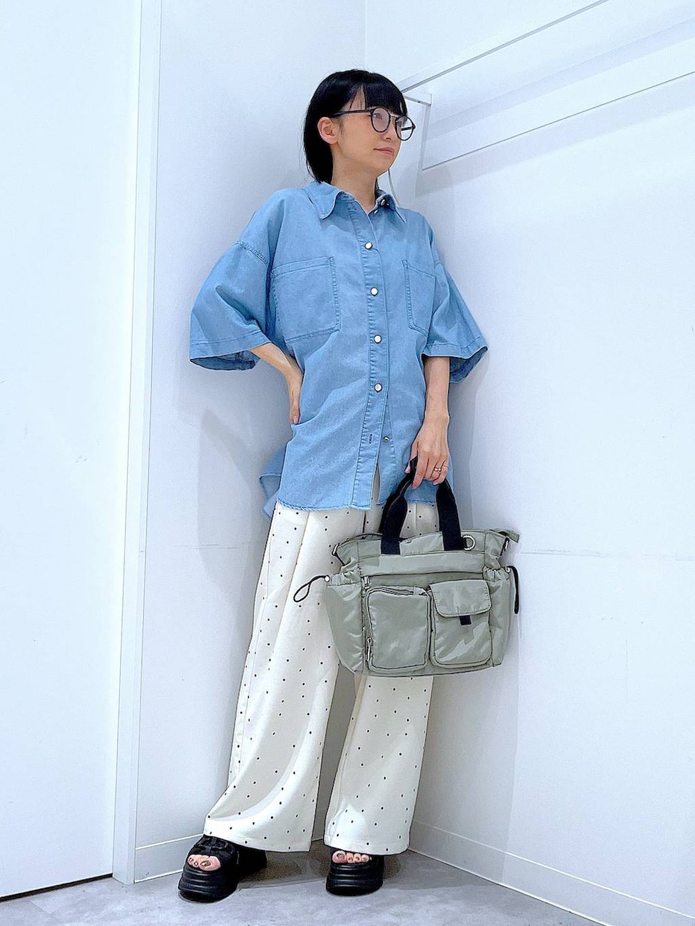 その他のその他パンツ、グリーン系のトートバッグ、ブラック系のサンダルを着用したレディースの夏コーディネートの2枚目の写真