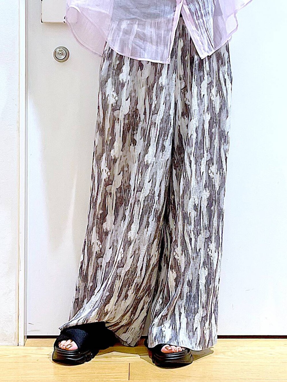 シルバー系のショルダーバッグ、パープル系のシャツ/ブラウス、ブラック系のサンダルを着用したレディースの夏コーディネートの8枚目の写真