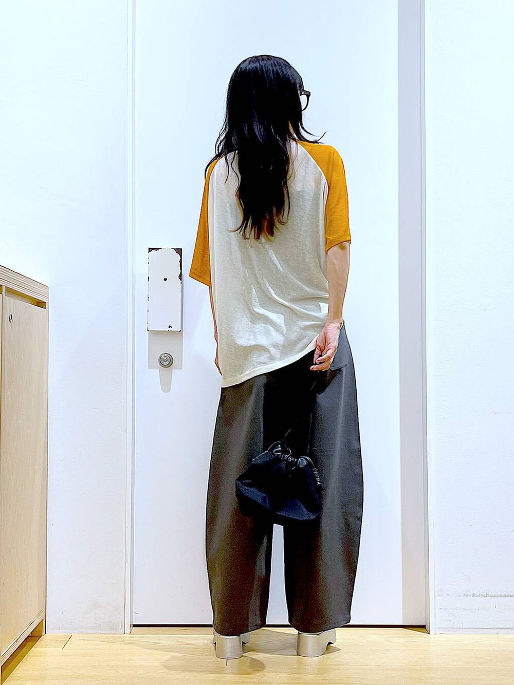 ブラック系のショルダーバッグ、グレー系のその他パンツ、シルバー系のサンダルを着用したレディースの夏コーディネートの5枚目の写真