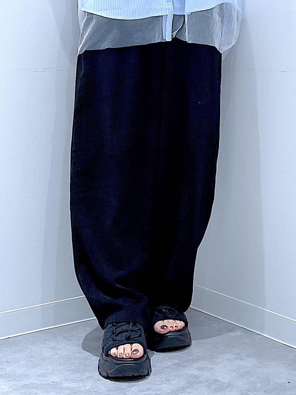 ブラック系のショルダーバッグ、ブラック系のその他パンツ、ブルー系のシャツ/ブラウスを着用したレディースの秋コーディネートの8枚目の写真