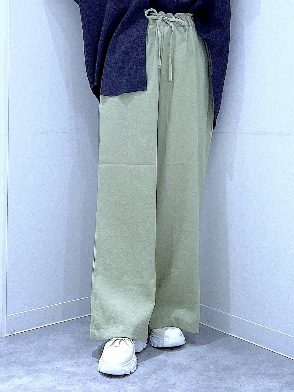 グレー系のシャツ/ブラウス、ホワイト系のスニーカー、ホワイト系のショルダーバッグを着用したレディースの春コーディネートの8枚目の写真