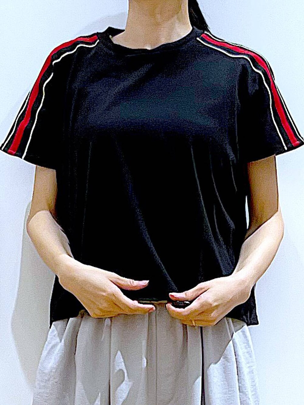 ブラック系のショルダーバッグ、ブラック系のスリッポン、ブラック系のTシャツ/カットソーを着用したレディースの春コーディネートの7枚目の写真