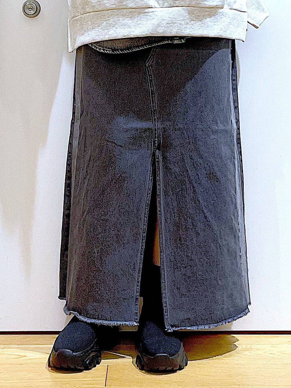 ブラック系のブーツ、グレー系のシャツ/ブラウス、ベージュ系のショルダーバッグを着用したレディースの春コーディネートの8枚目の写真