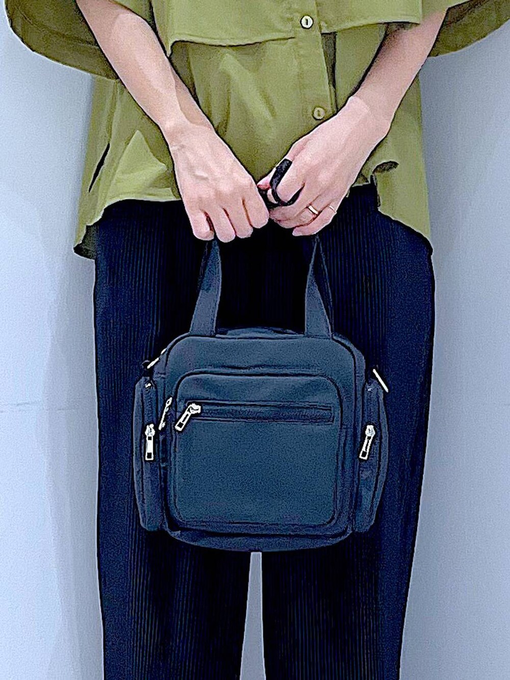 ブラック系のスニーカー、ブラック系のショルダーバッグ、グリーン系のシャツ/ブラウスを着用したレディースの夏コーディネートの9枚目の写真