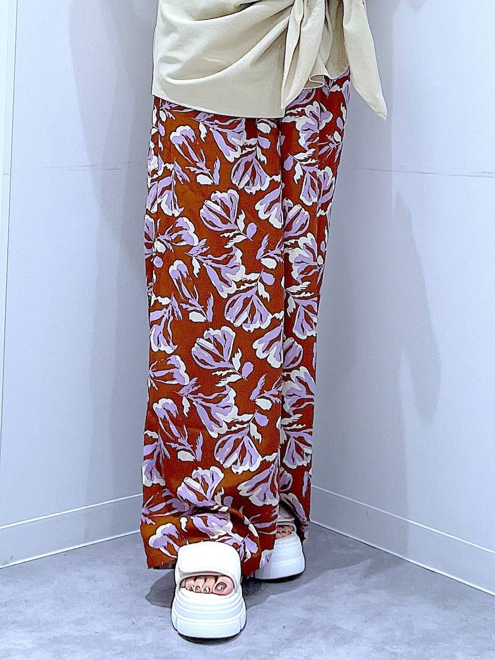 ブラウン系のその他パンツ、ホワイト系のショルダーバッグ、ホワイト系のサンダルを着用したレディースの夏コーディネートの8枚目の写真