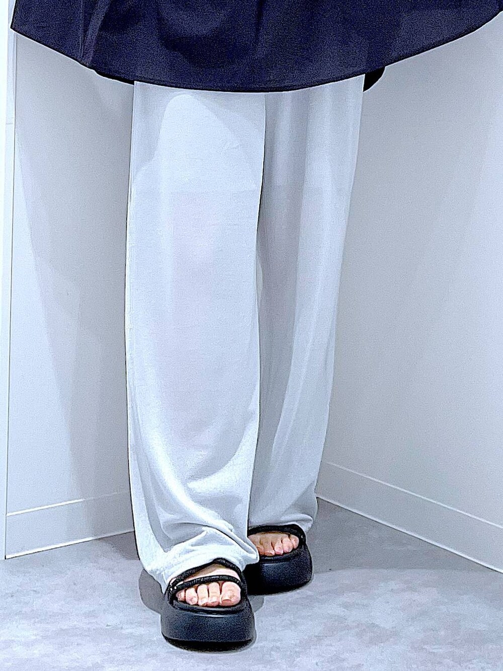 シルバー系のショルダーバッグ、ブラック系のサンダル、グレー系のその他パンツを着用したレディースの夏コーディネートの7枚目の写真