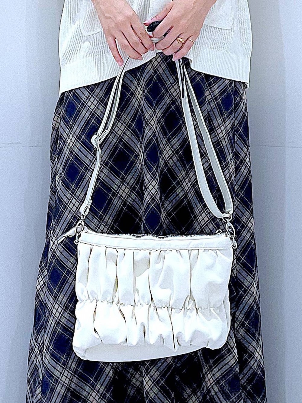 ベージュ系のショルダーバッグ、ブラック系のその他シューズ、ブルー系のスカートを着用したレディースの秋コーディネートの9枚目の写真
