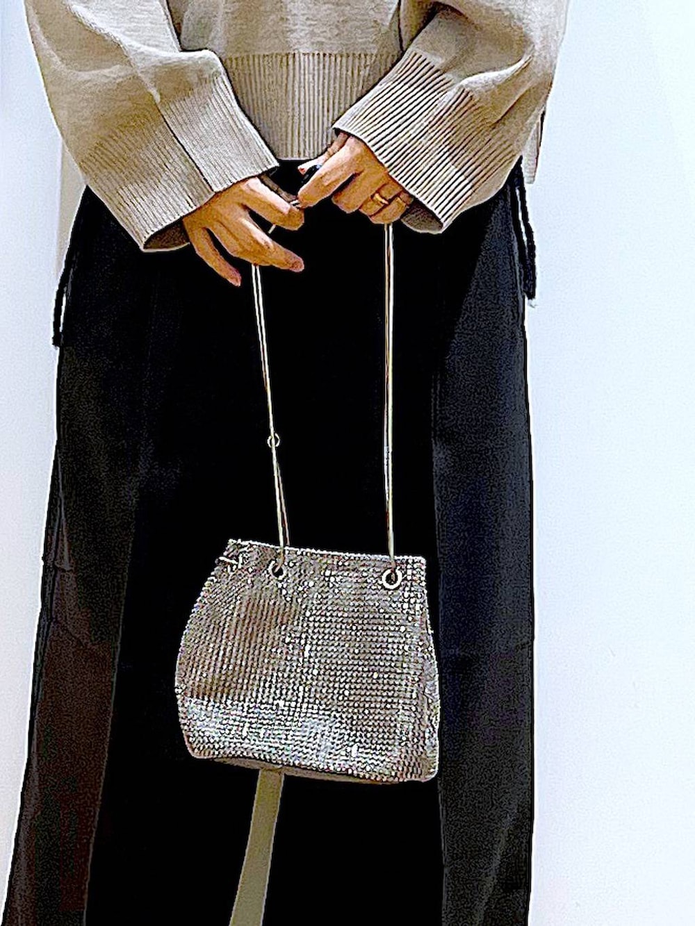 グレー系のショルダーバッグ、ブラック系のローファー、ブラウン系のニット/セーターを着用したレディースの冬コーディネートの9枚目の写真