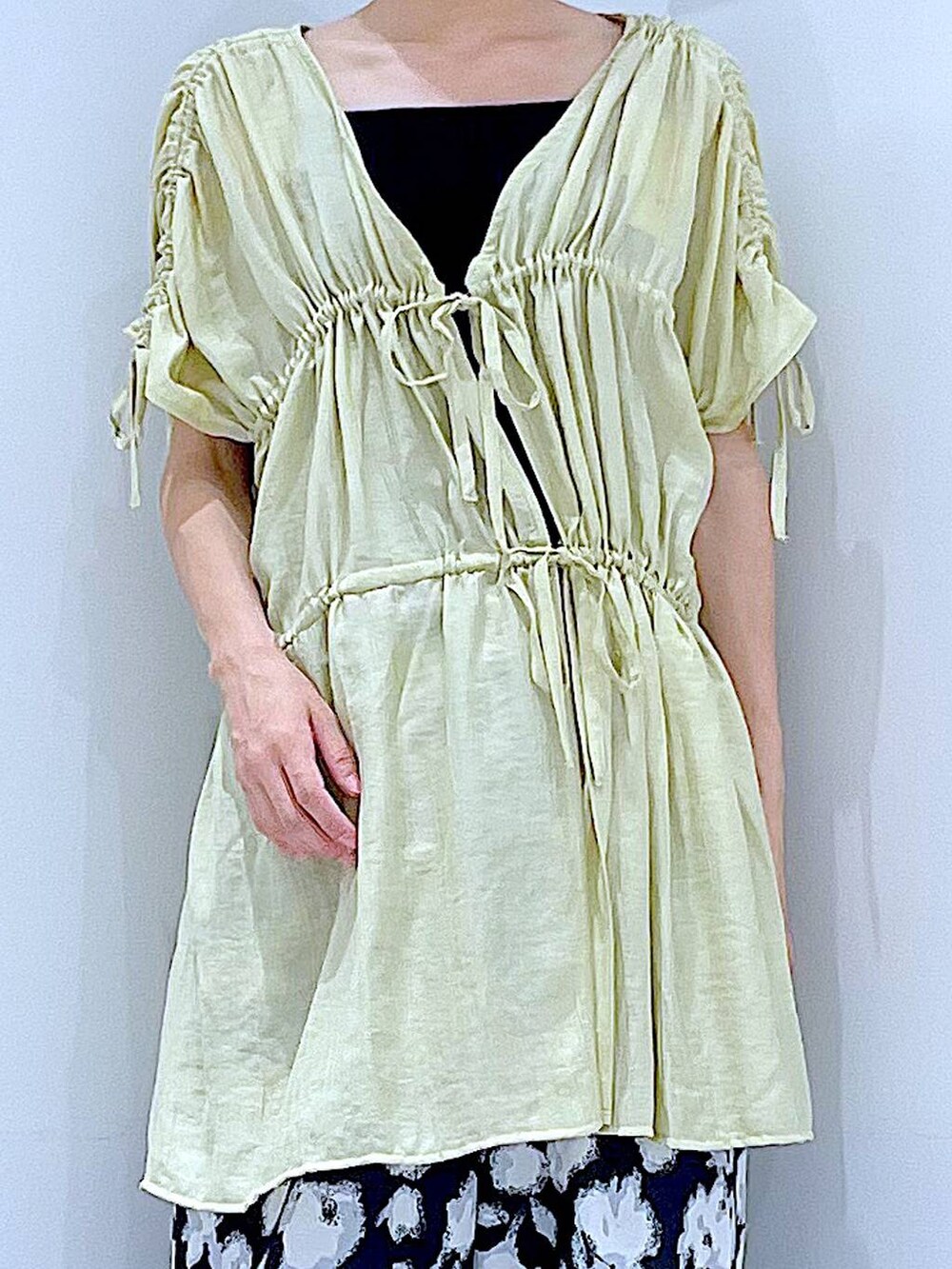 ブラック系のショルダーバッグ、ブラック系のサンダル、ブラック系のその他パンツを着用したレディースの夏コーディネートの7枚目の写真