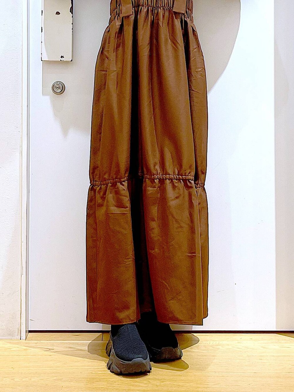 ブラック系のブーツ、ブラウン系のワンピース、ブラック系のショルダーバッグを着用したレディースの冬コーディネートの8枚目の写真