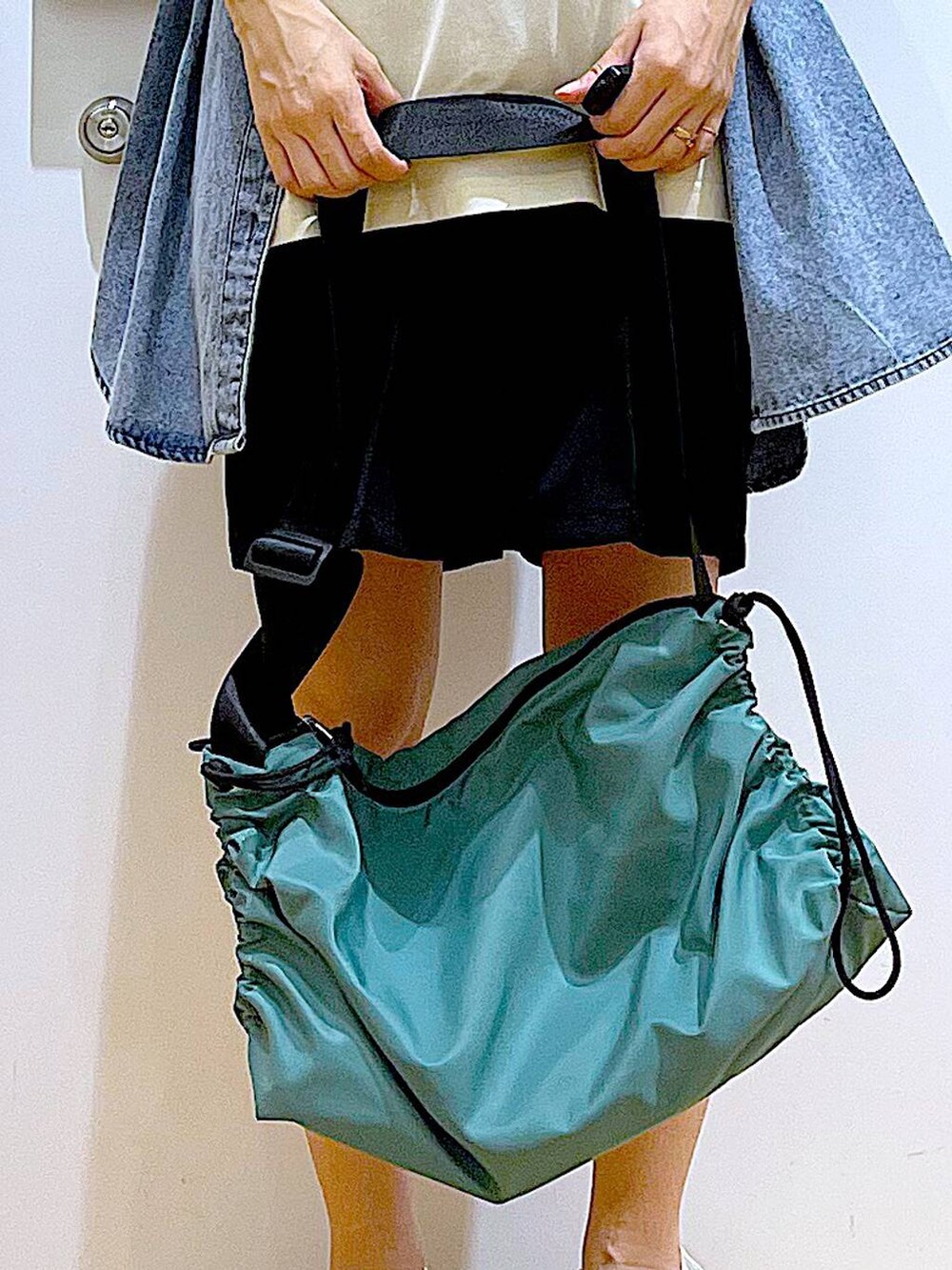 ホワイト系のサンダル、ブラック系のその他パンツ、グリーン系のショルダーバッグを着用したレディースの夏コーディネートの9枚目の写真