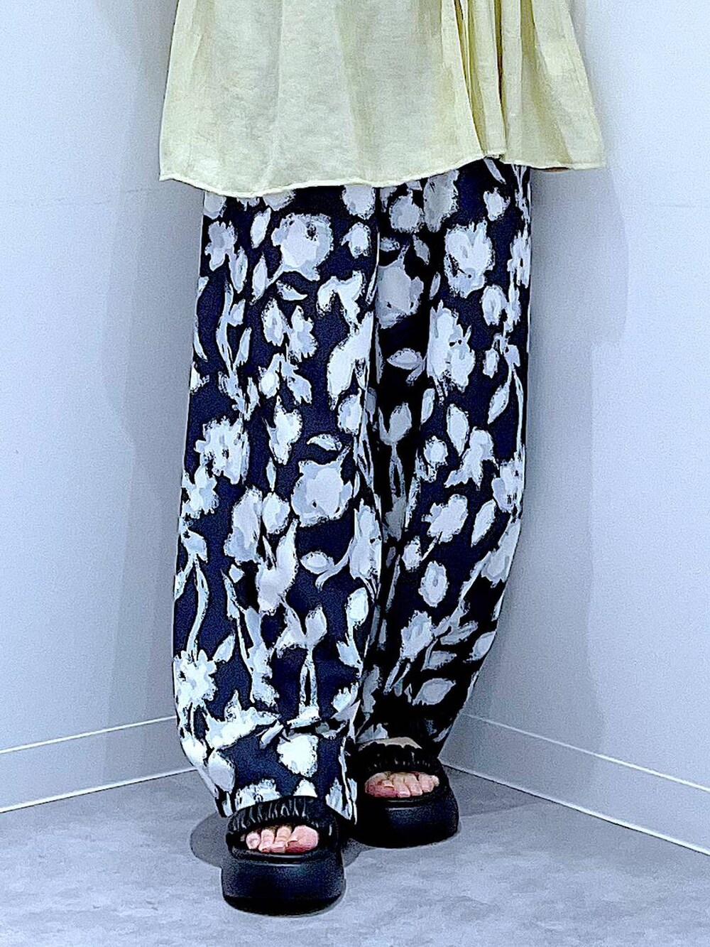 ブラック系のショルダーバッグ、ブラック系のサンダル、ブラック系のその他パンツを着用したレディースの夏コーディネートの8枚目の写真