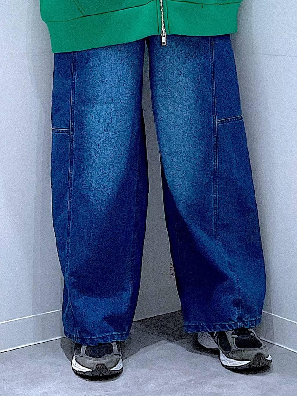 ブラック系のショルダーバッグ、ブラック系のニット/セーター、ブルー系のデニムパンツを着用したレディースの冬コーディネートの8枚目の写真