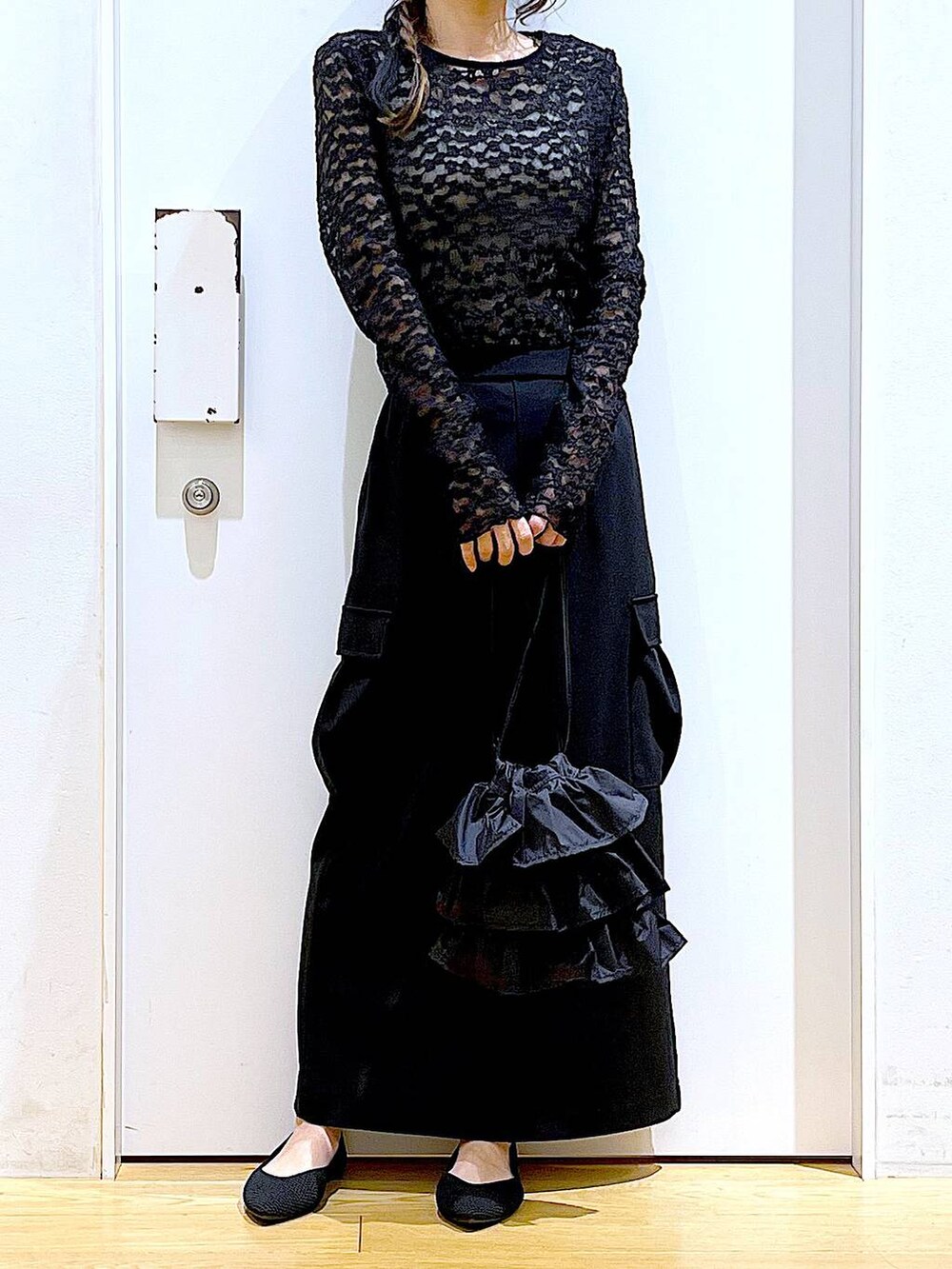 ブラック系のショルダーバッグ、ブラック系のパンプス、ブラック系のスカートを着用したレディースの春コーディネートの6枚目の写真