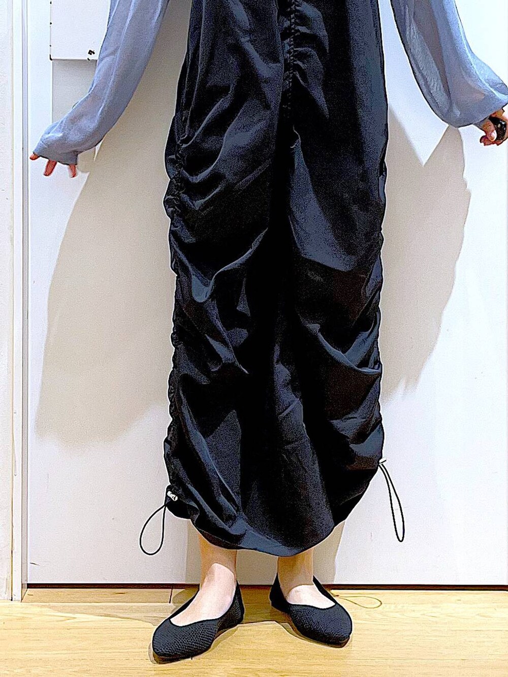 ブルー系のショルダーバッグ、ブラック系のパンプス、ブラック系のワンピースを着用したレディースの春コーディネートの8枚目の写真