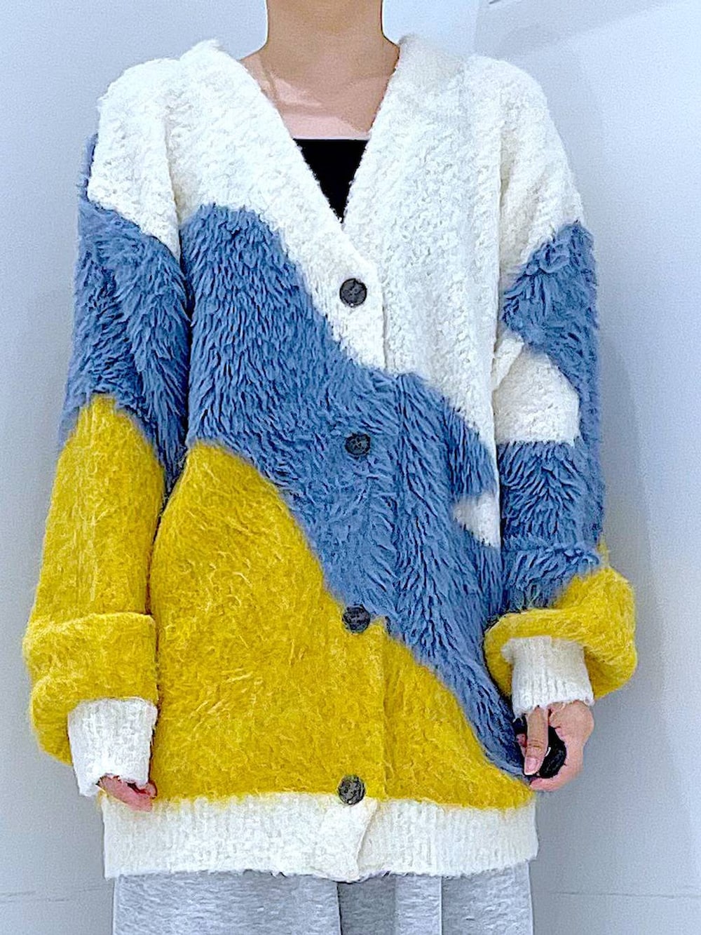 ブラック系のショルダーバッグ、ブラック系のローファー、イエロー系のカーディガン/ボレロを着用したレディースの秋コーディネートの7枚目の写真