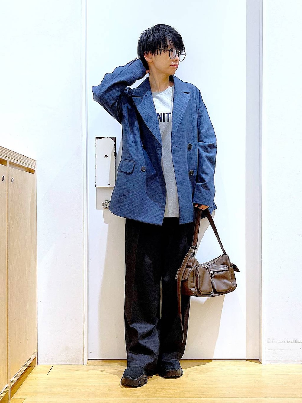 「LAKOLE、リラックス、若見え、ゆったり、休日コーデ、骨格ウェーブ、ジャケット、春アウター、スラックス、春コーデ、ショルダーバッグ、ブーツ、カジュアル、ロンT、シンプルコーデ」｜「LAKOLEのサイドラインスラックスパンツ / 131983（スラックス、ブラック系）」を使った、あおき@LAKOLE海老名さん（レディース・156cm）の冬コーディネートの2枚目の写真