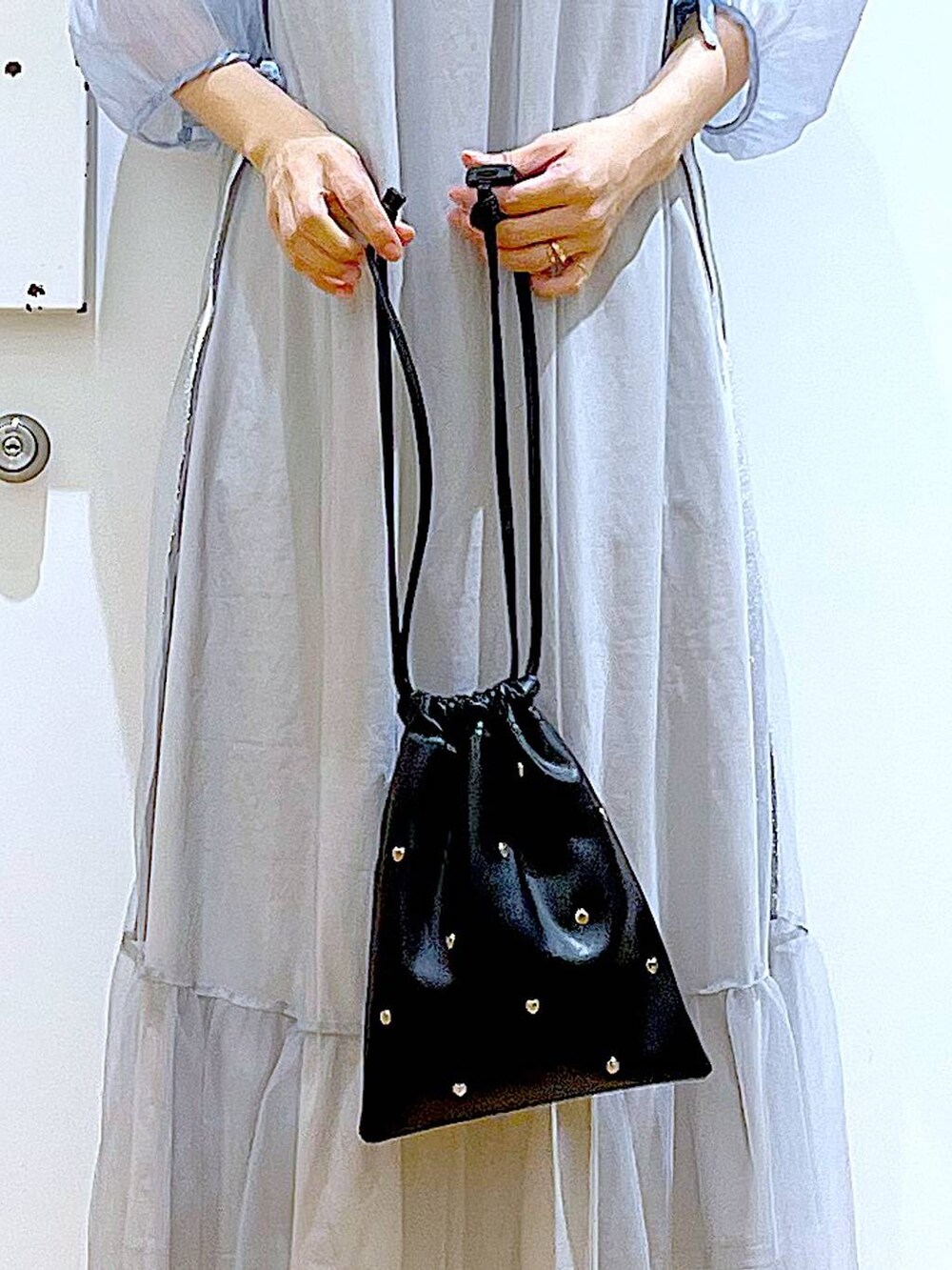 ブラック系のサンダル、ブラック系のショルダーバッグ、ブルー系のシャツ/ブラウスを着用したレディースの夏コーディネートの9枚目の写真