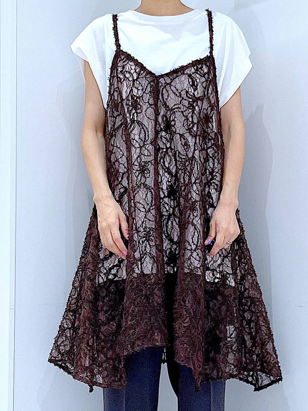 ホワイト系のTシャツ/カットソー、ブラック系のローファー、ベージュ系のチュニックを着用したレディースの夏コーディネートの7枚目の写真